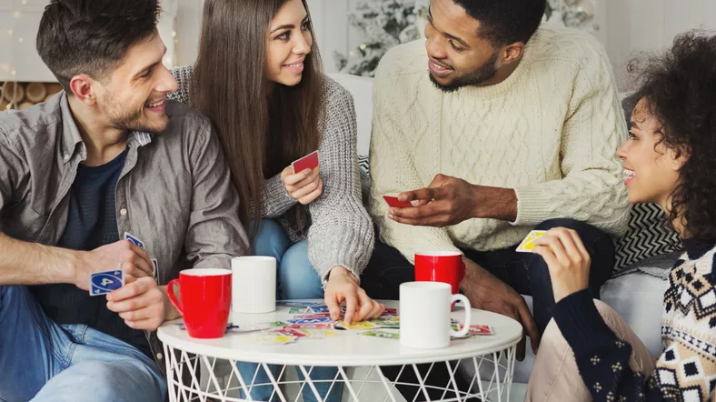 happy-friends-playing-game-of-cards-uno