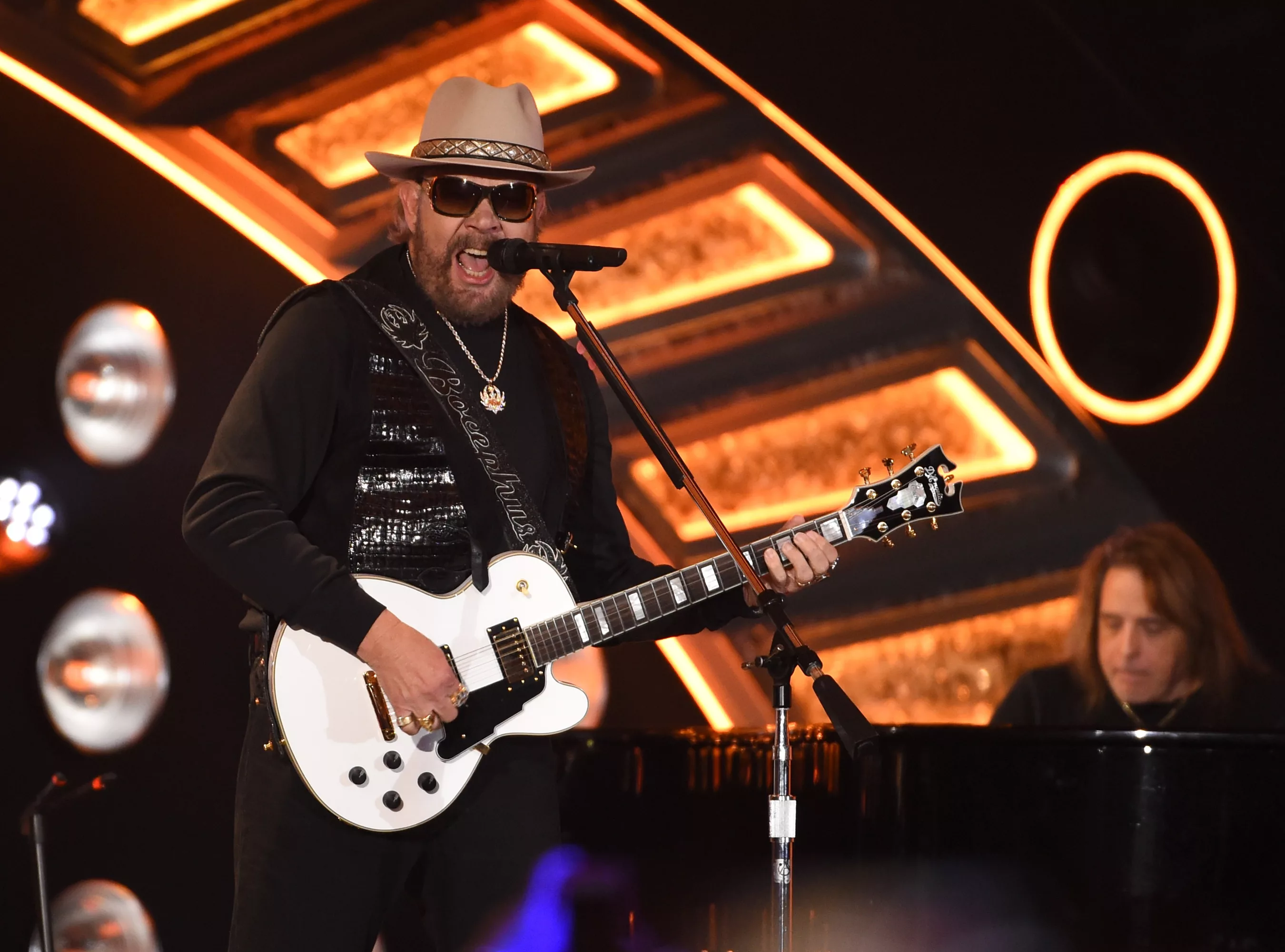 hank-williams-jr-performs-all-my-rowdy-friends-are-coming-over-tonight-during-the-american-country-countdown-awards-in-nashville