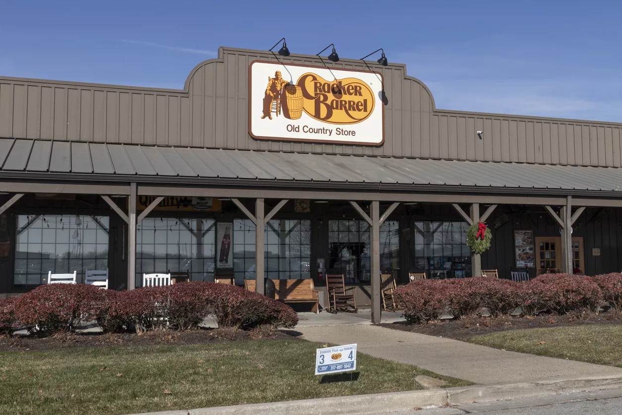 cracker-barrel-old-country-store-location-cracker-barrel-offers-curbside-delivery-amid-social-distancing