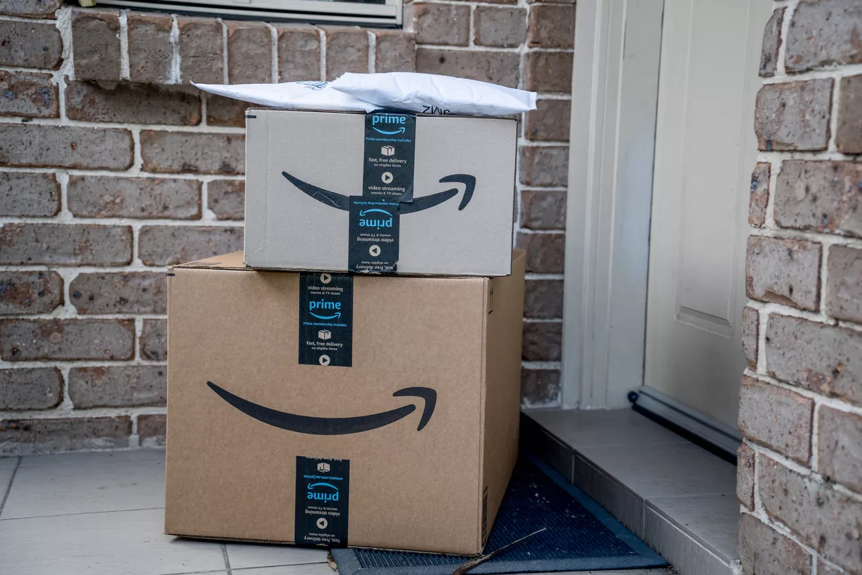 amazon-prime-boxes-and-envelopes-delivered-to-a-front-door-of-residential-building