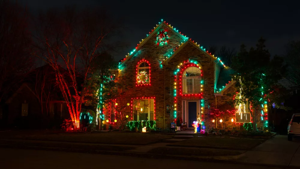 private-residence-house-decorated-and-illuminated-for-christmas-in-dallas-tx