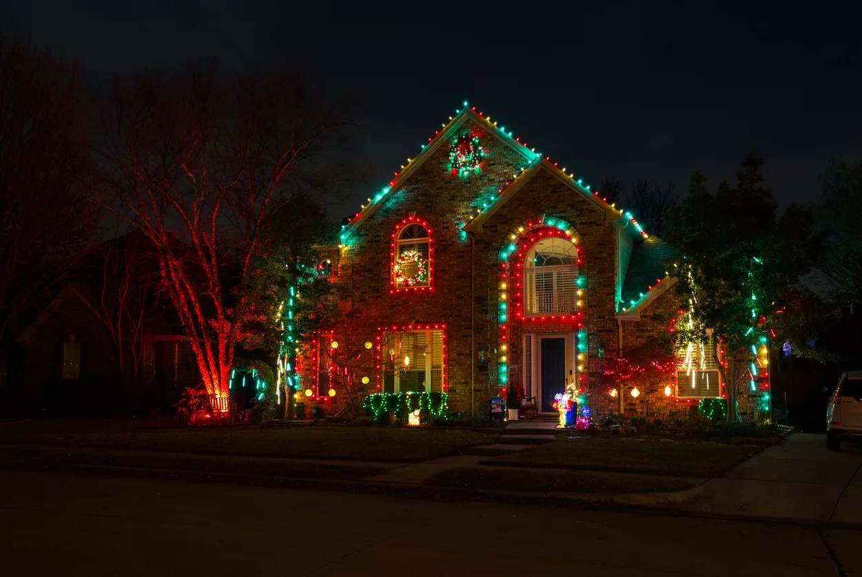 private-residence-house-decorated-and-illuminated-for-christmas-in-dallas-tx