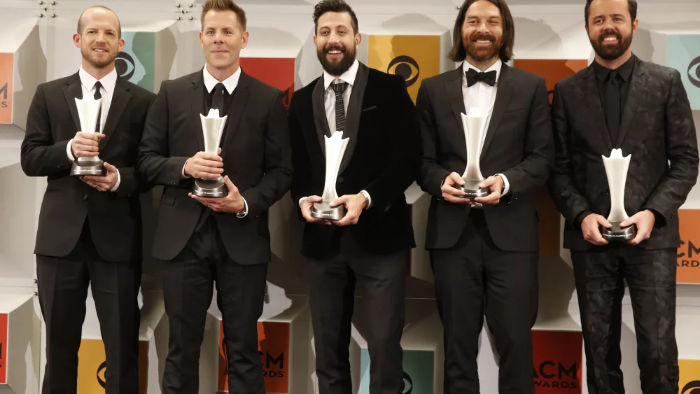 old-dominion-poses-backstage-with-their-award-for-new-vocal-duo-or-group-of-the-year