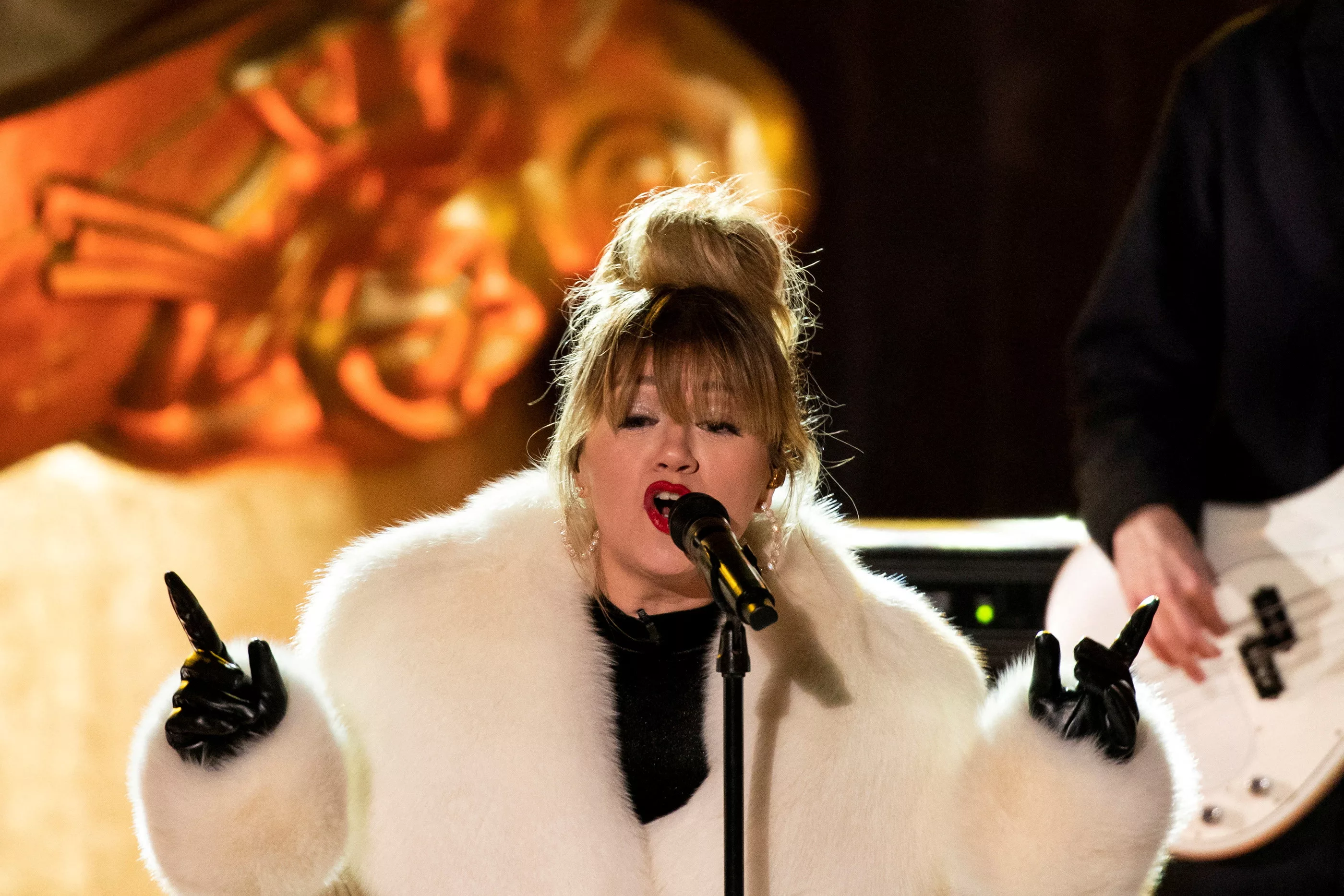 the-rockefeller-center-christmas-tree-lighting-in-new-york-2