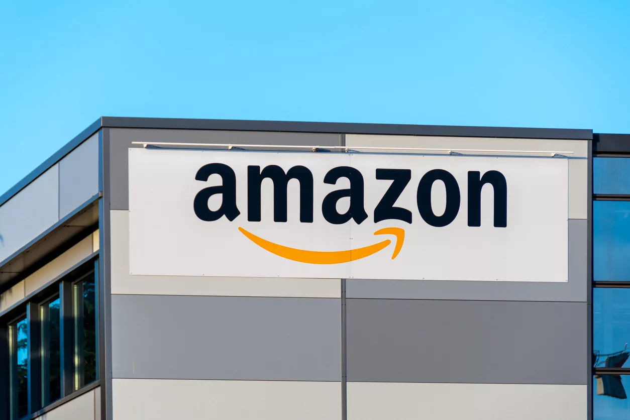 exterior-view-of-the-amazon-logistics-delivery-agency-in-velizy-villacoublay-france