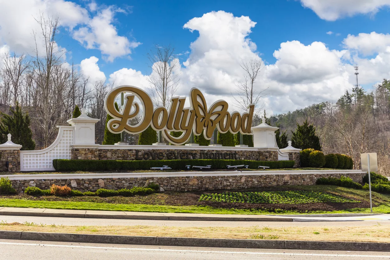 dollywood-sign-near-the-entrance-to-the-theme-park-in-pigeon-forge-tn