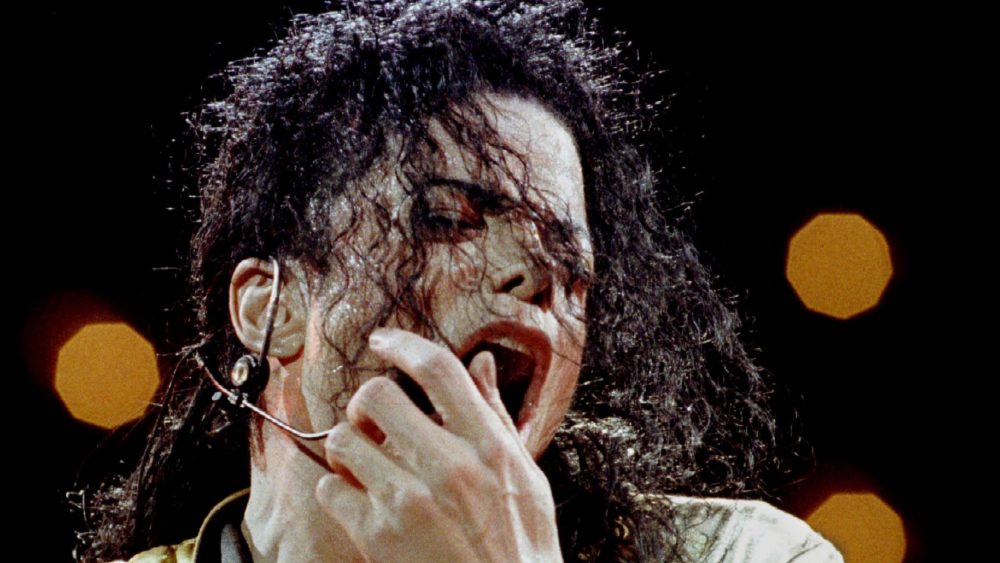 pop-superstar-michael-jackson-performs-his-second-song-to-kick-off-his-dangerous-world-tour-concer
