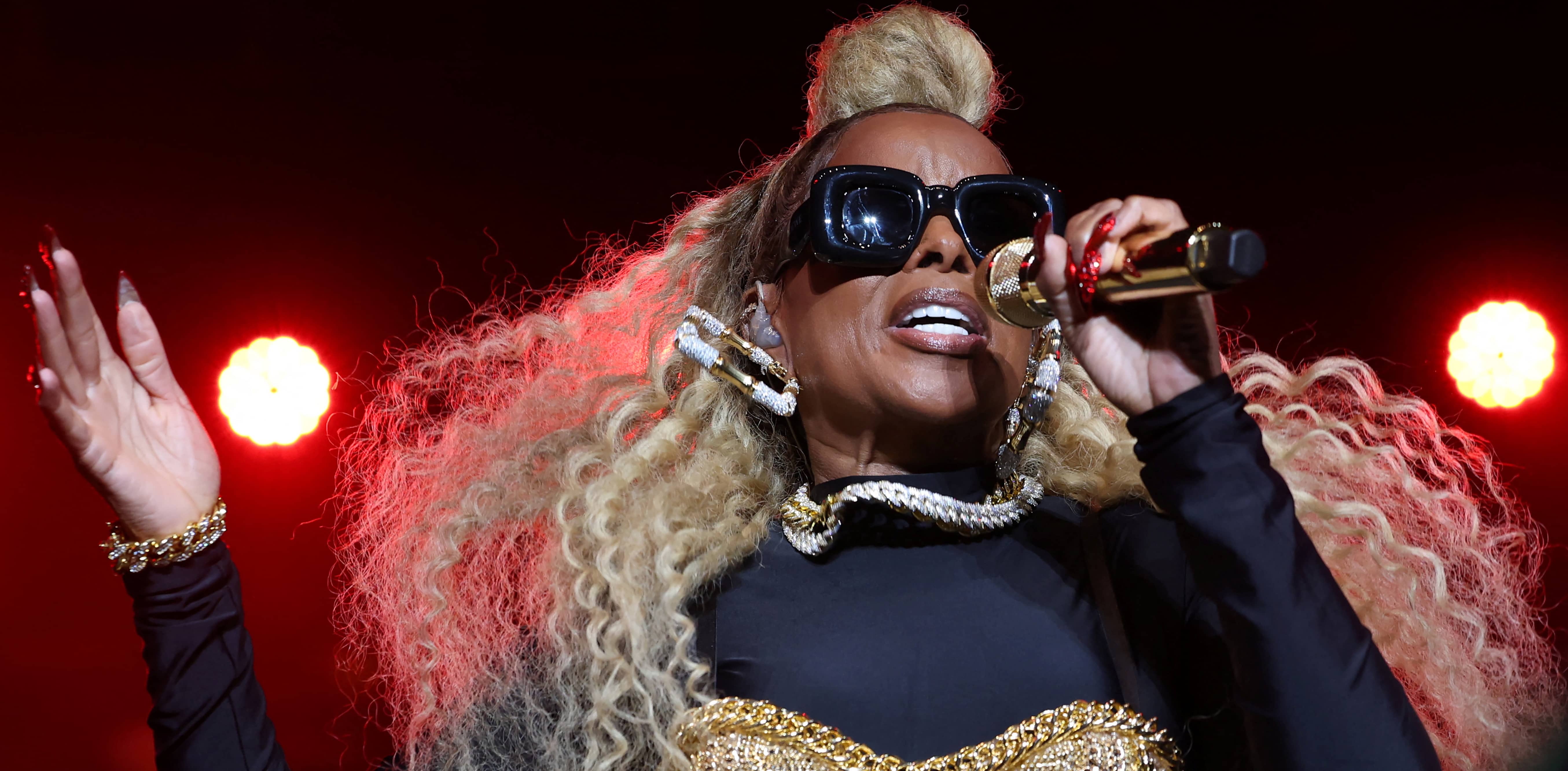 singer-mary-j-blige-performs-during-her-good-morning-gorgeous-tour-at-the-forum-in-inglewood
