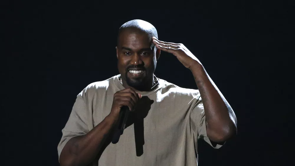 kanye-west-accepts-the-video-vanguard-award-at-the-2015-mtv-video-music-awards-in-los-angeles