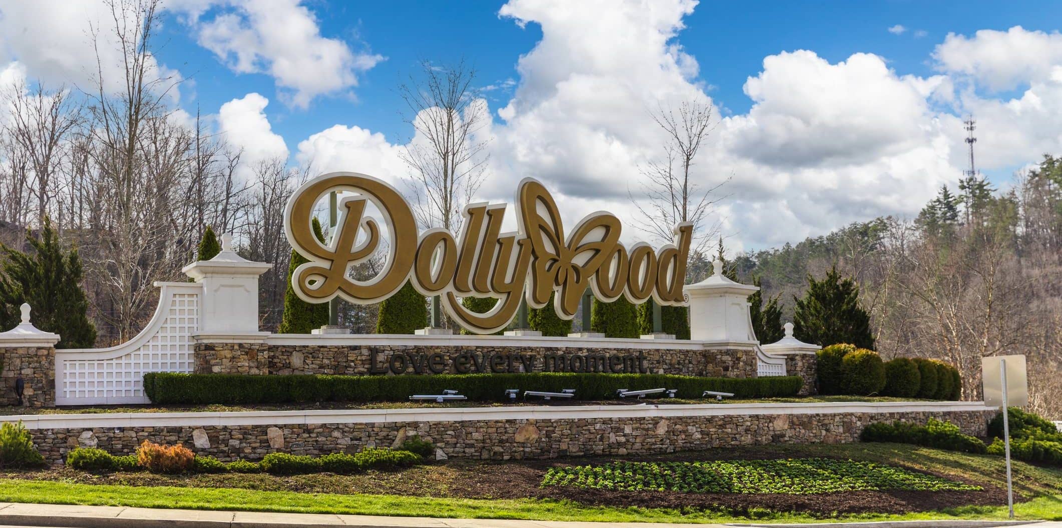 dollywood-sign-near-the-entrance-to-the-theme-park-in-pigeon-forge-tn
