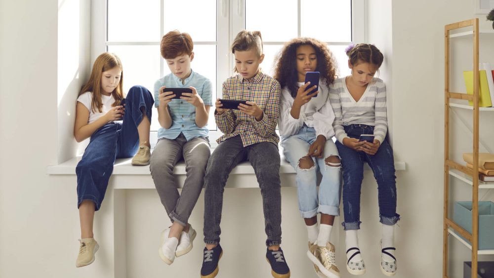 children-of-different-nationalities-play-online-games-or-read-social-networks-on-mobile-phones