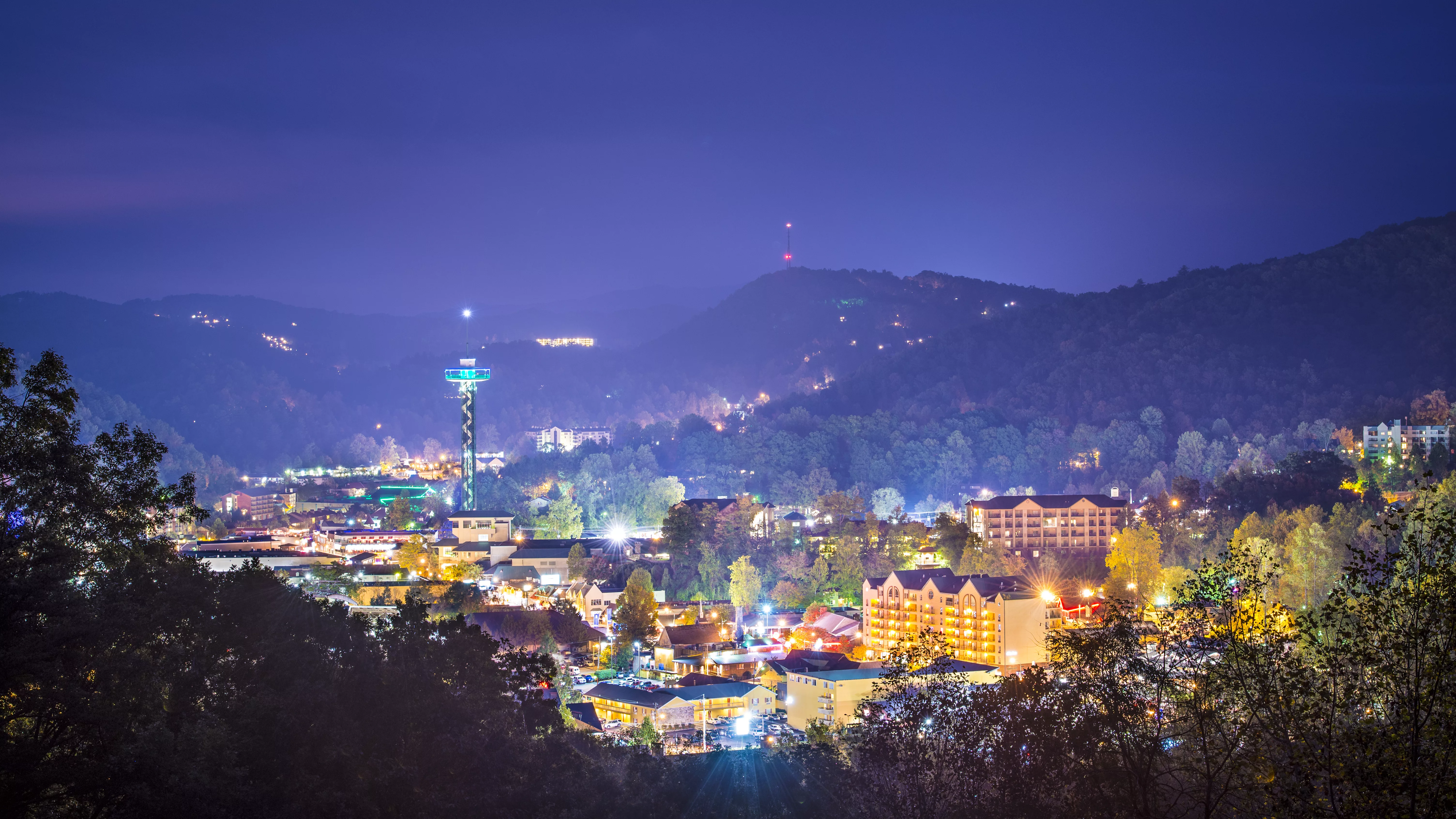 town-of-gatlinburg-tennessee-lit-up-at-night
