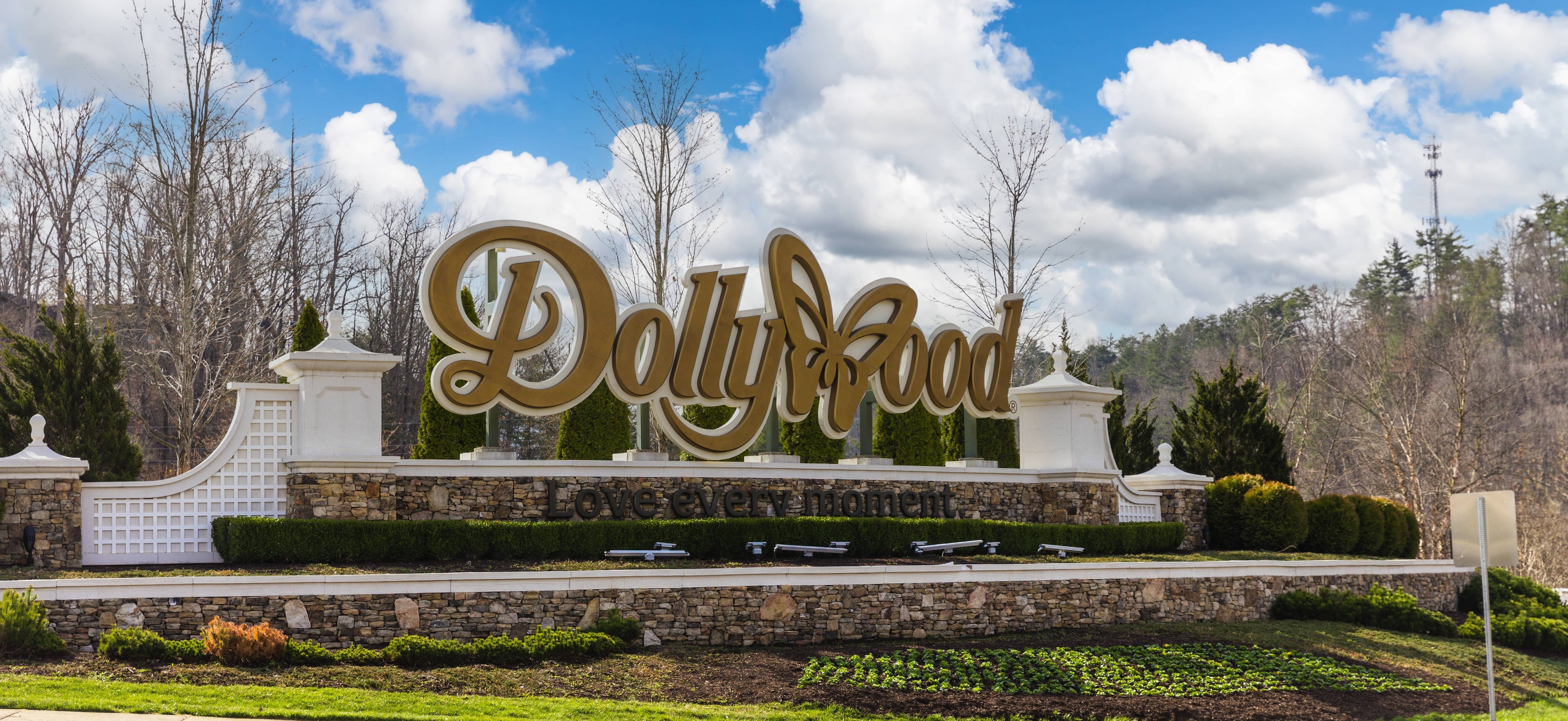 dollywood-sign-near-the-entrance-to-the-theme-park-in-pigeon-forge-tn-2