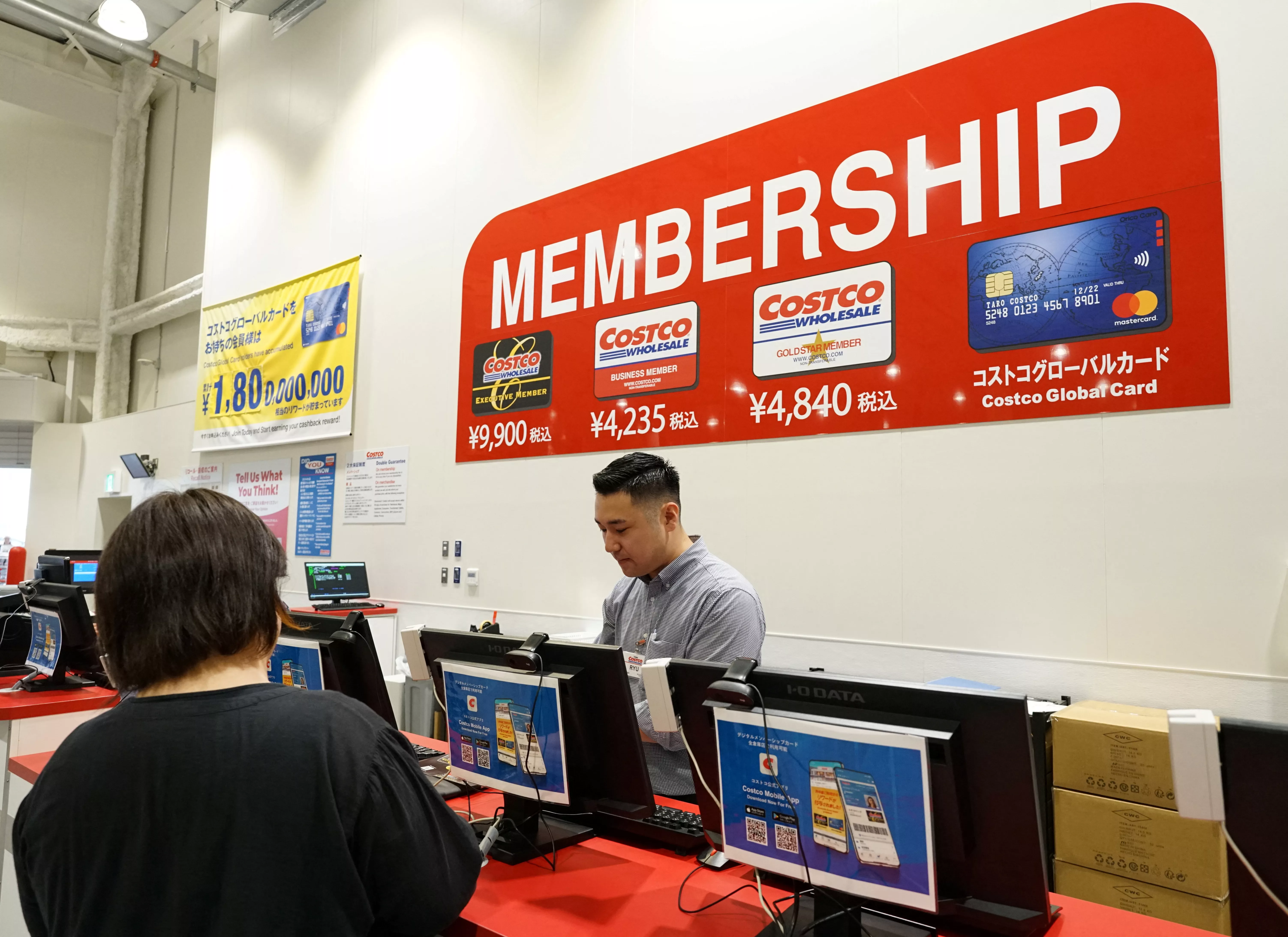 ryu-kawane-works-at-costco-store-in-meiwa