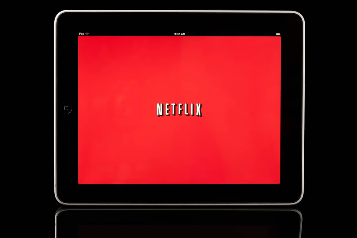 apple-ipad-displaying-netflix-app-black-with-reflection