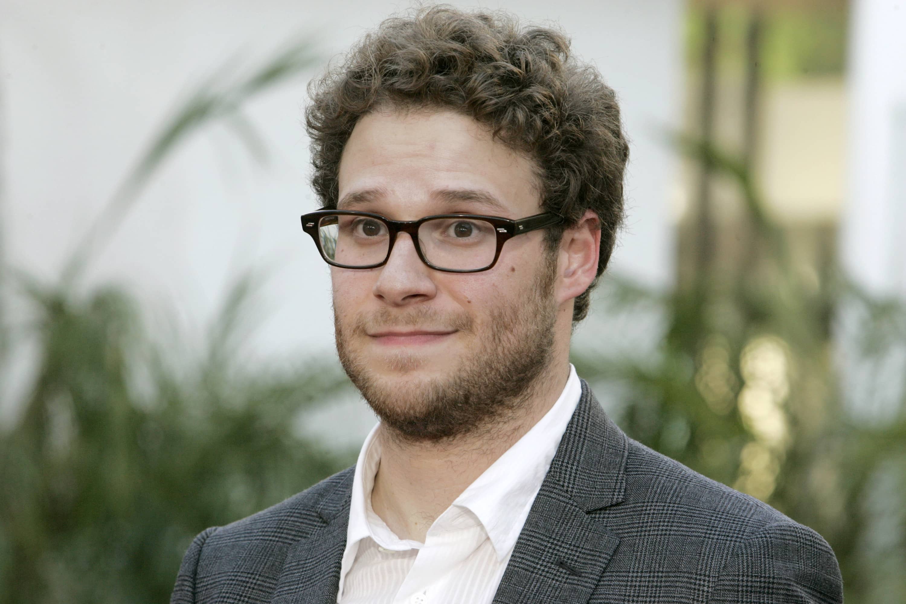 actor-seth-rogen-poses-at-the-premiere-of-the-comedy-film-funny-people-in-hollywood