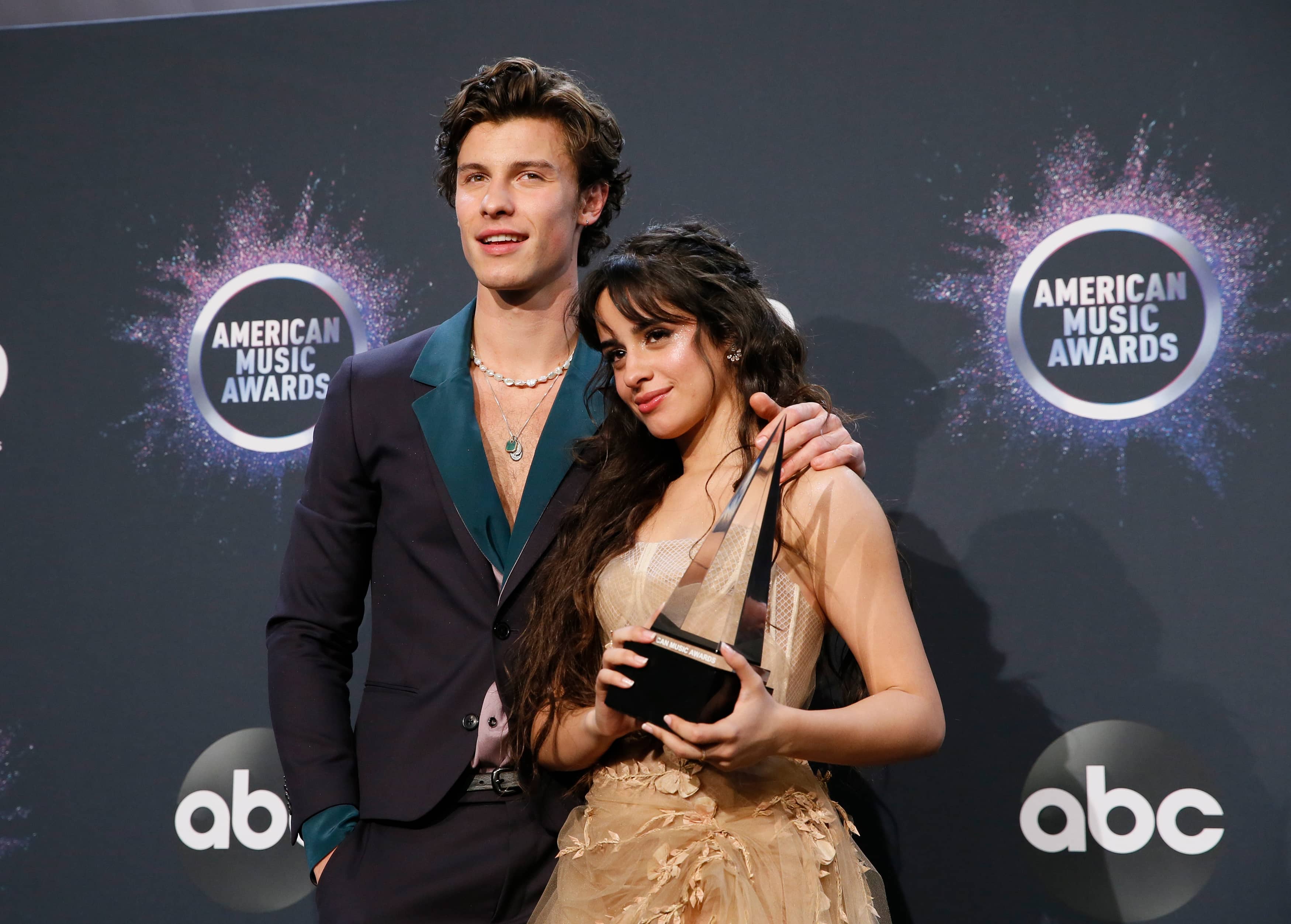 2019-american-music-awards-photo-room-los-angeles-california-u-s-november-24-2019-shawn-mendes-and-camila-cabello
