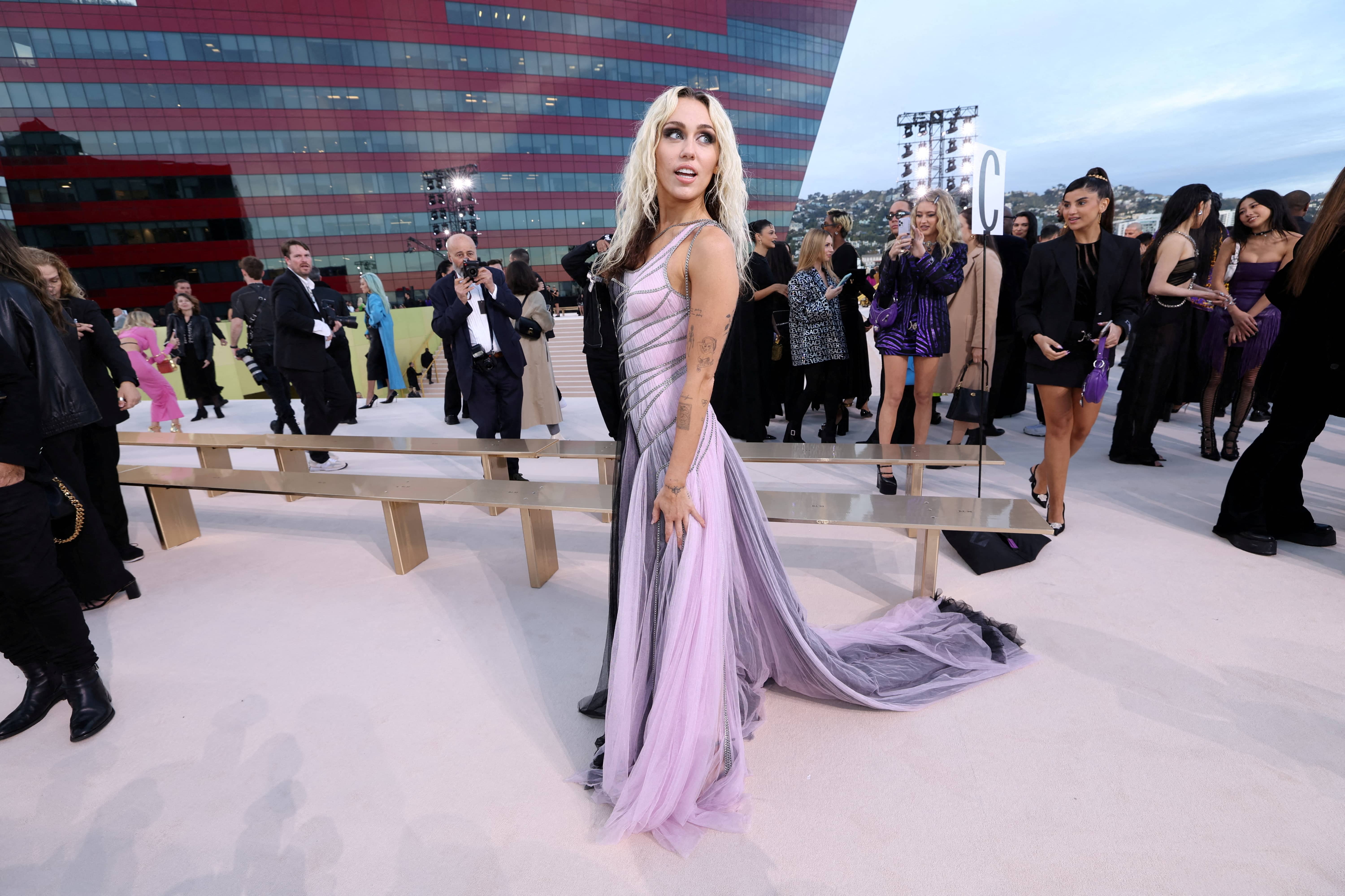 versace-fall-winter-2023-collection-fashion-show-in-los-angeles-2