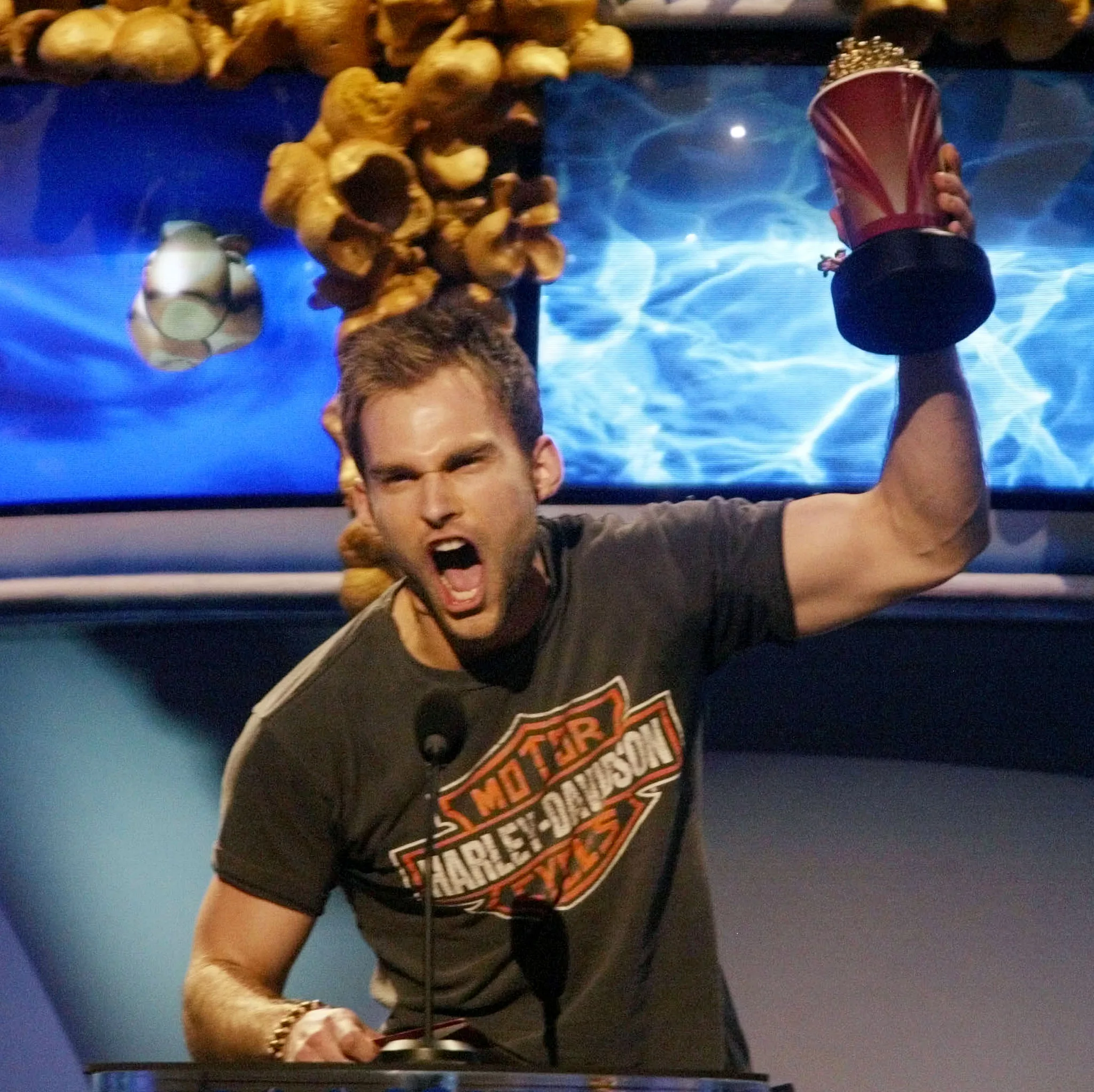 seann-william-scott-wins-best-kiss-at-2002-mtv-movie-awards