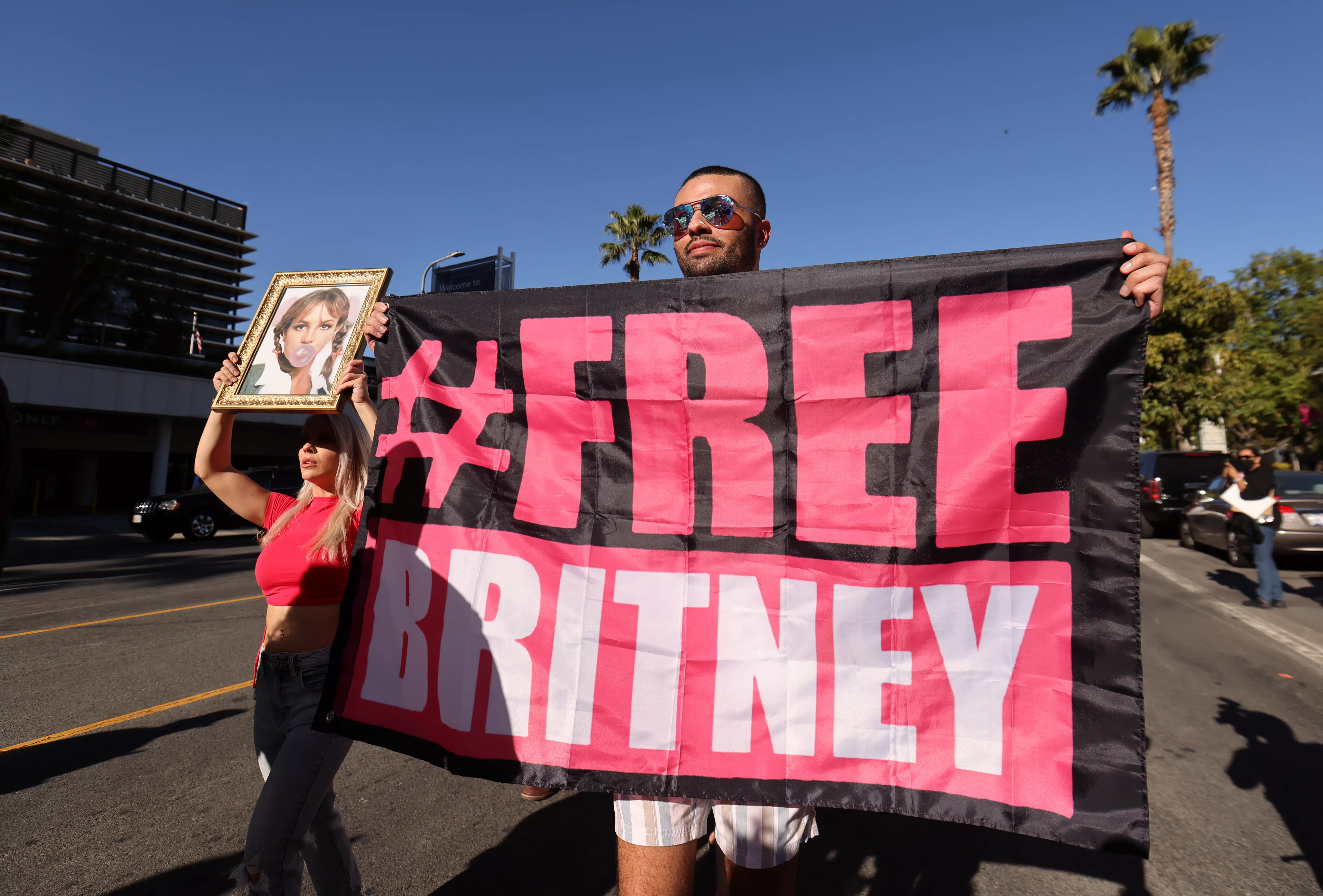 britney-spears-supporters-gather-outside-the-stanley-mosk-courthouse-in-los-angeles-2