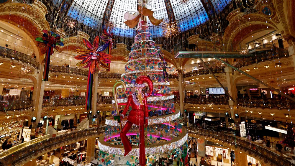 galeries-lafayette-lights-up-for-christmas-season-in-paris