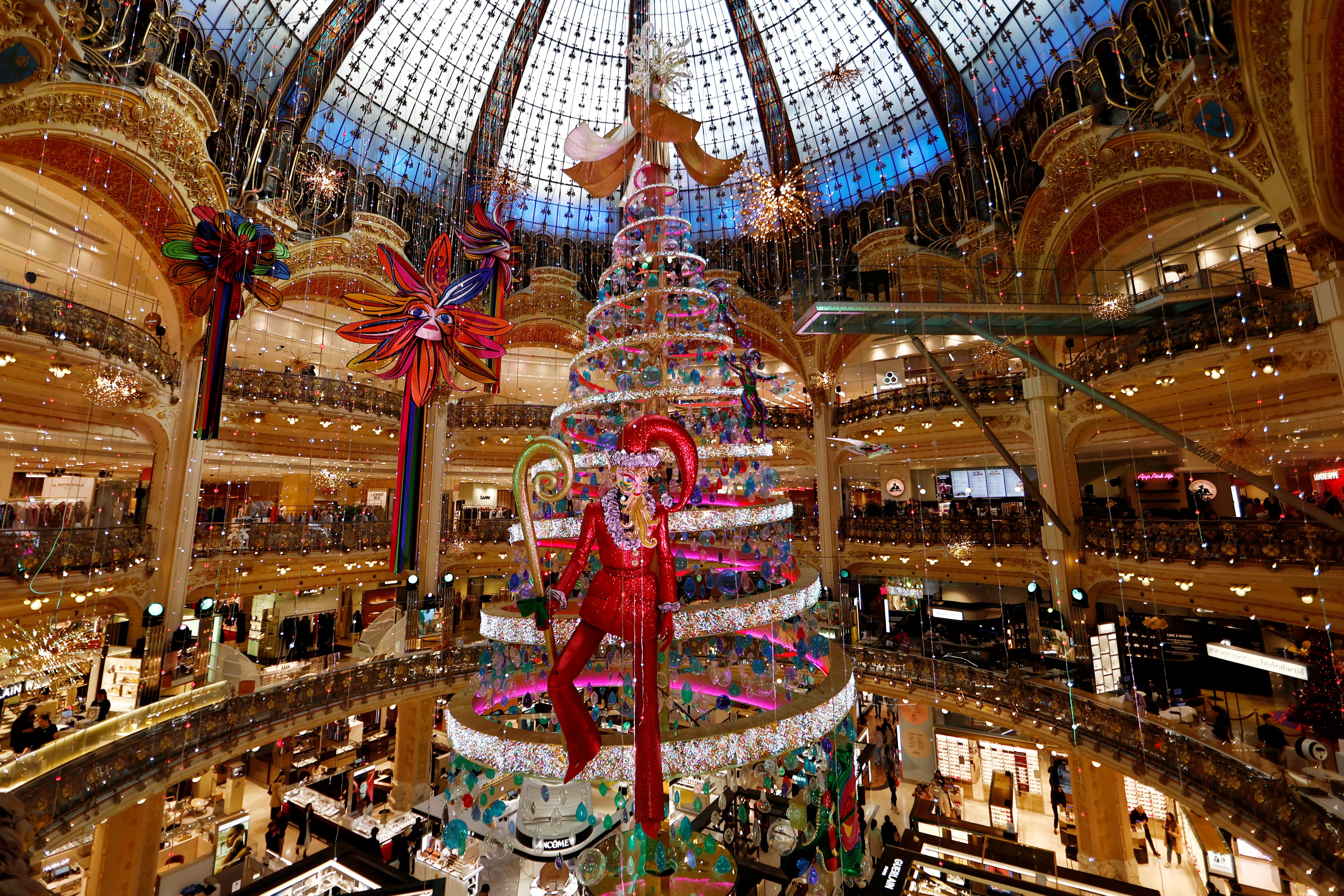 galeries-lafayette-lights-up-for-christmas-season-in-paris