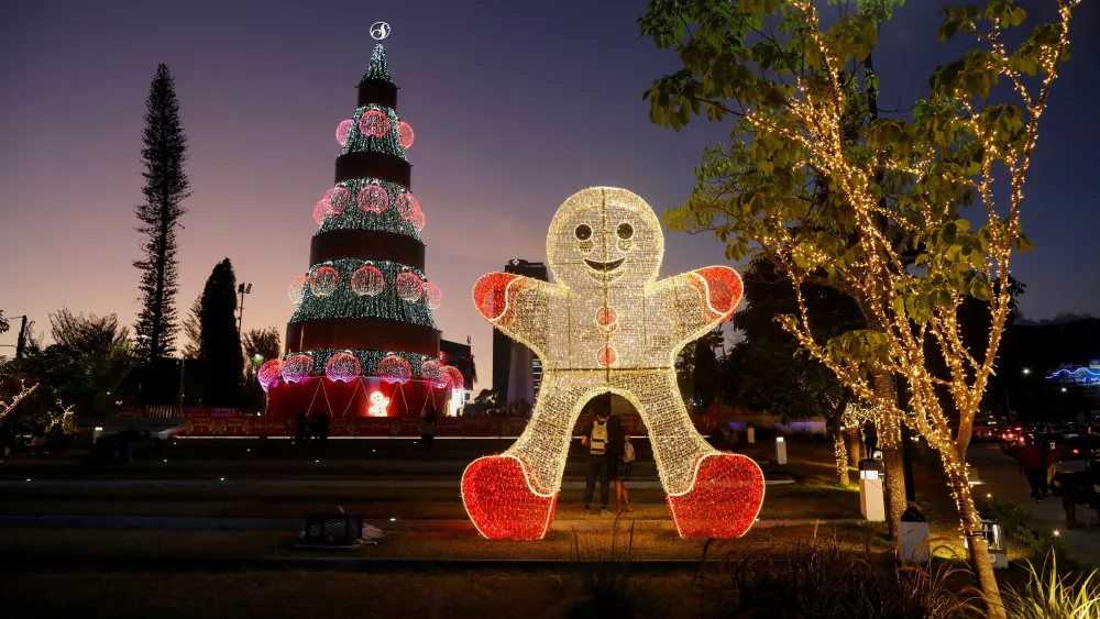 people-gather-around-a-christmas-tree-in-san-salvador