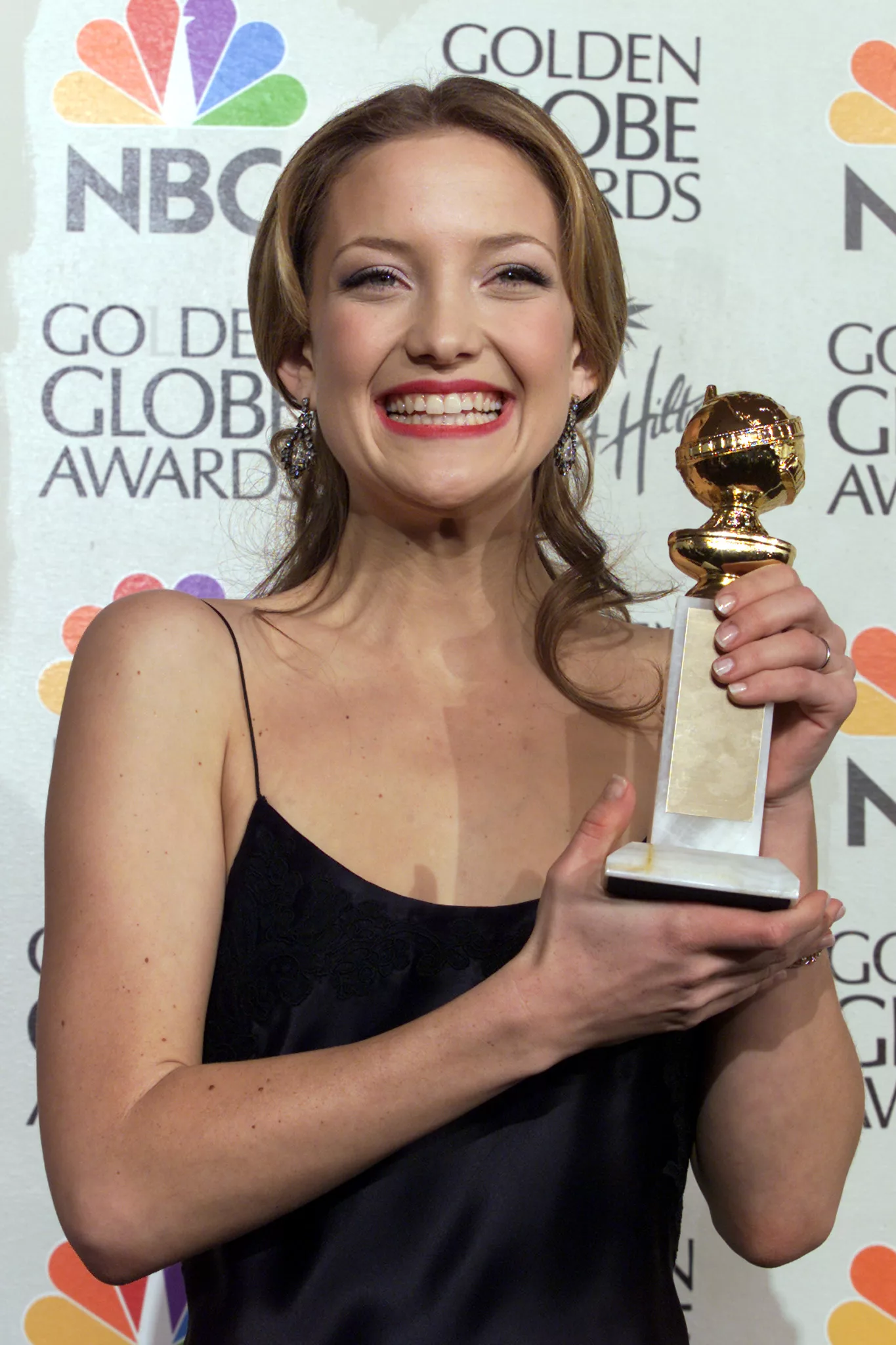 kate-hudson-poses-with-her-golden-globe