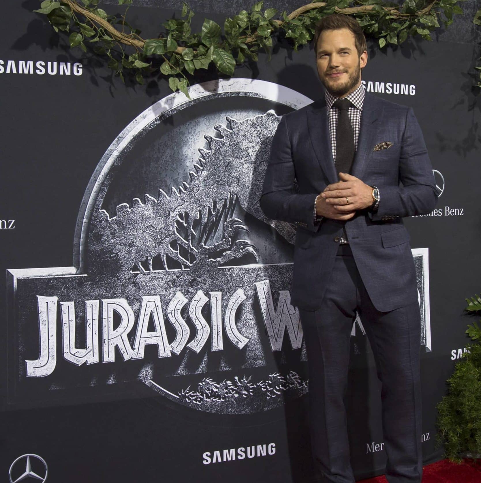 pratt-poses-at-the-premiere-of-jurassic-world-in-hollywood