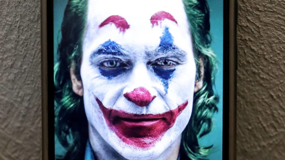 dressed-as-the-joker-iranian-street-performer-entertain-people-amid-covid-19