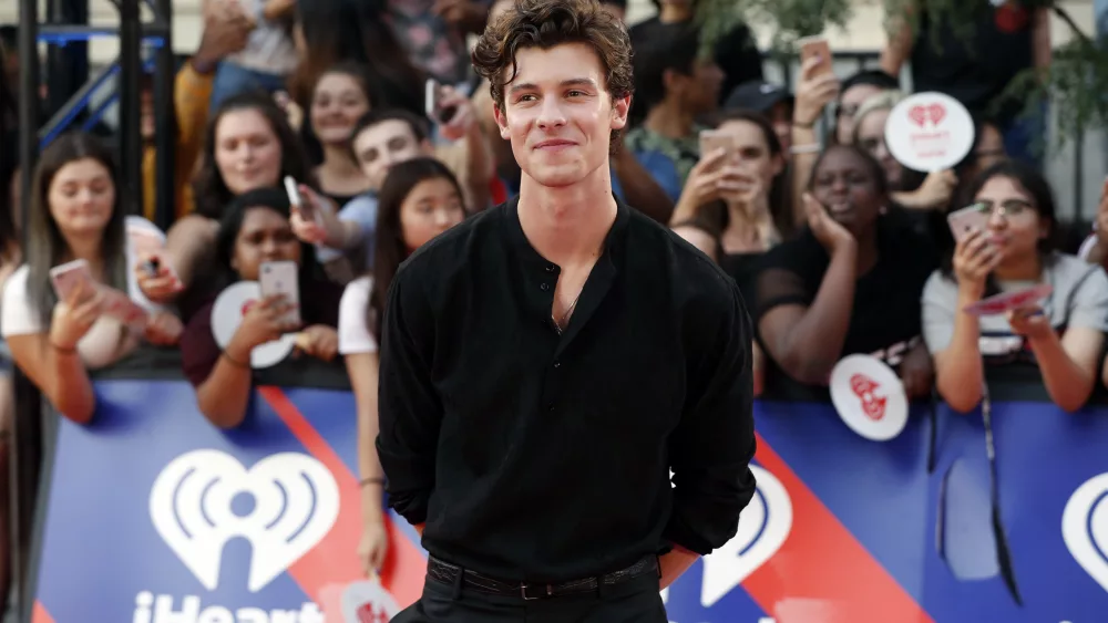 shawn-mendes-poses-at-the-iheartradio-muchmusic-video-awards-mmva-in-toronto