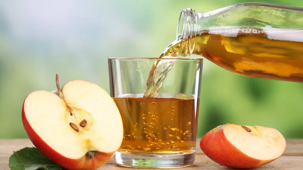 apple-juice-pouring-from-red-apples-into-a-glass