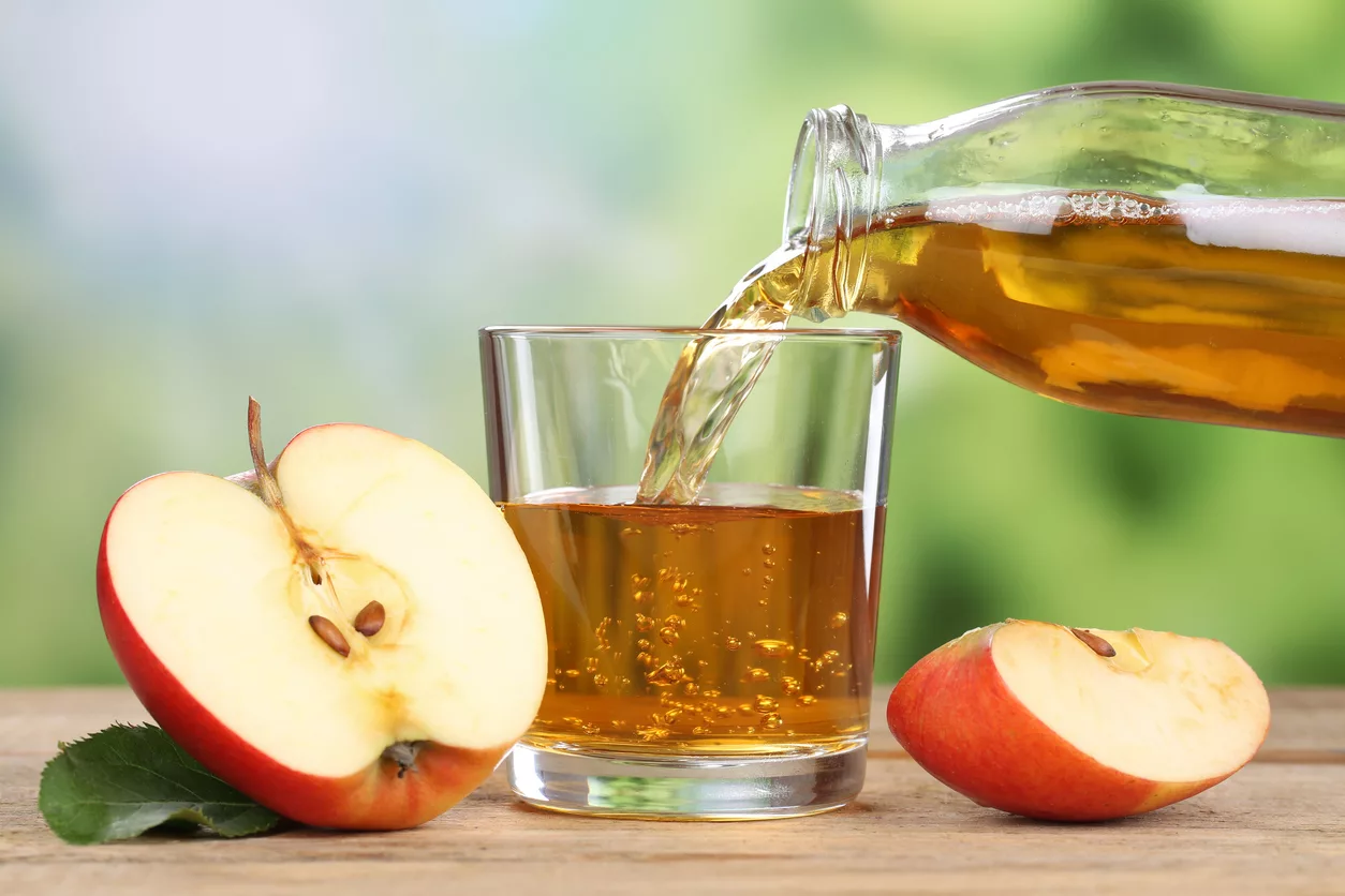 apple-juice-pouring-from-red-apples-into-a-glass