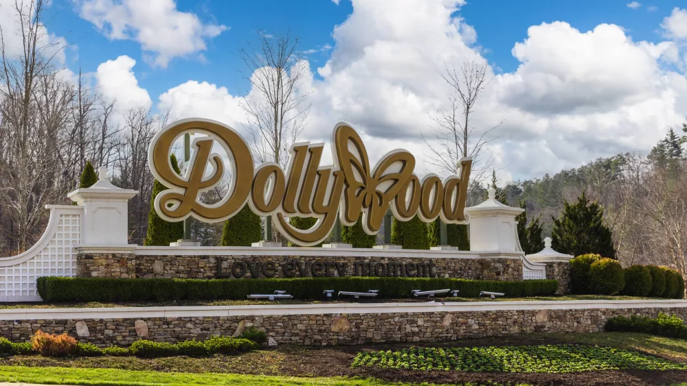 dollywood-sign-near-the-entrance-to-the-theme-park-in-pigeon-forge-tn