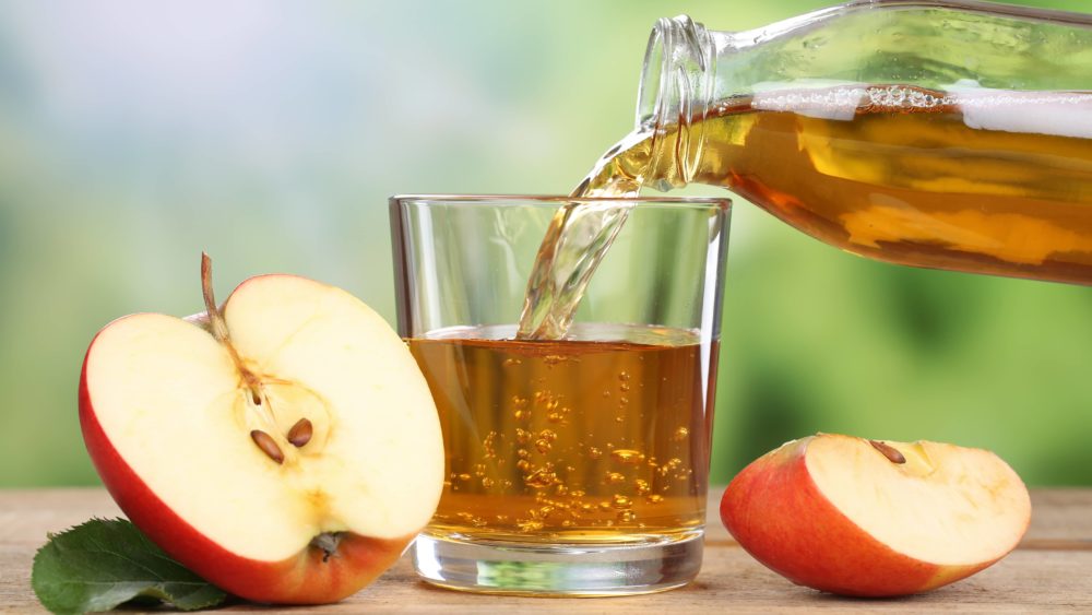 apple-juice-pouring-from-red-apples-into-a-glass-2