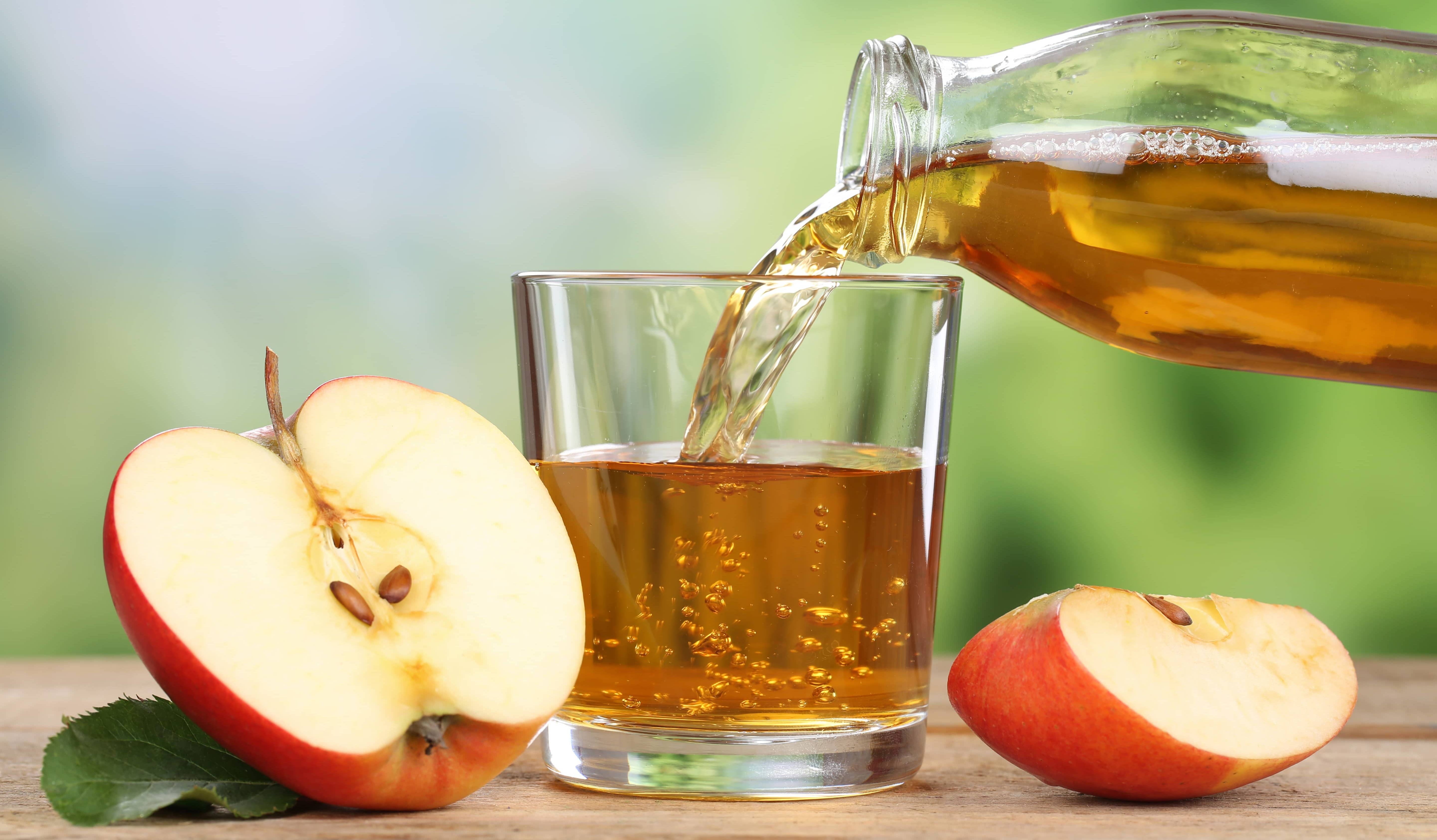 apple-juice-pouring-from-red-apples-into-a-glass-2