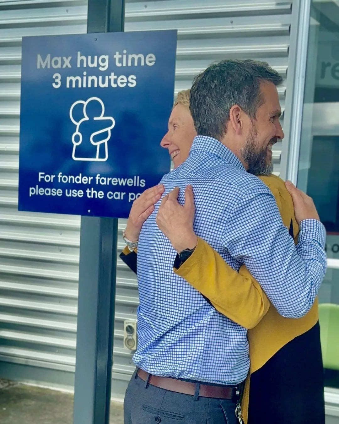 airport-hug