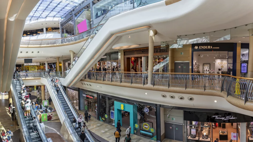 busy-scene-with-shoppers-on-escalators-inside-the-bullring-shopping-mall-in-birmingham-west-midlands-uk