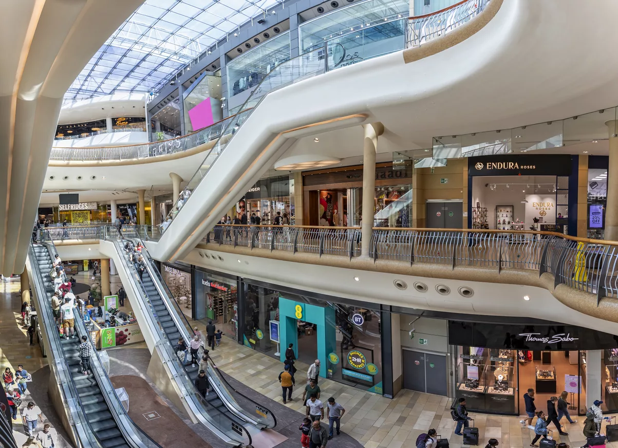 busy-scene-with-shoppers-on-escalators-inside-the-bullring-shopping-mall-in-birmingham-west-midlands-uk