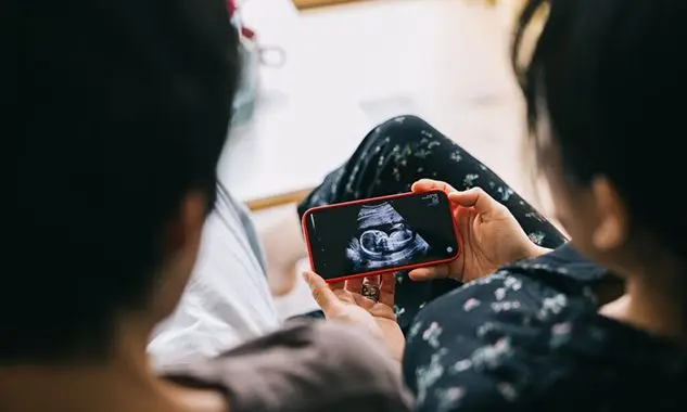 woman_viewing_baby_on_phone_portable_ultrasound