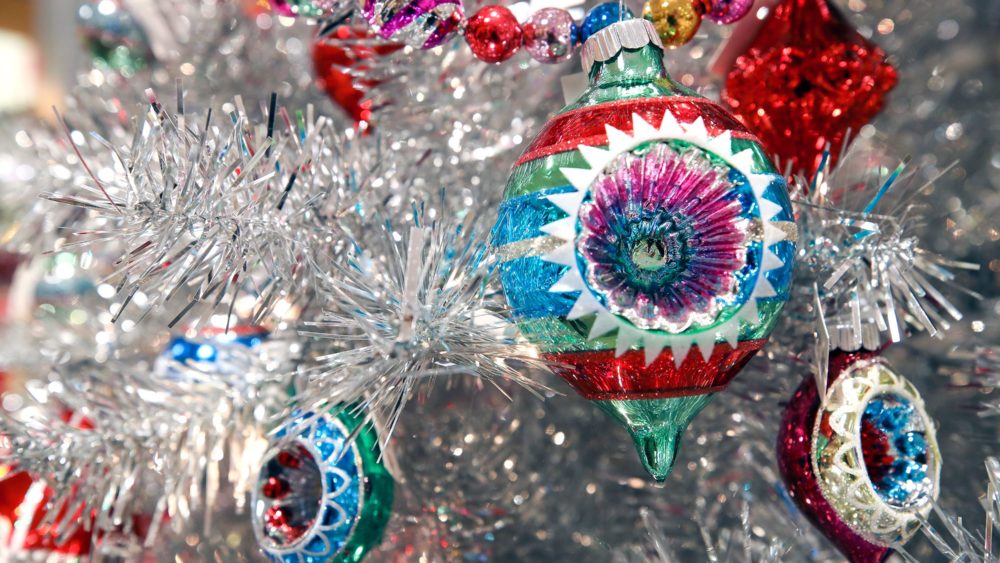 ff7c1e3c-d38b-40f5-bb42-56ab1b9432f3-christmasdecor01