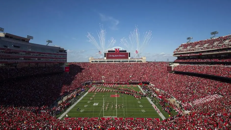red-white-game-pic-2