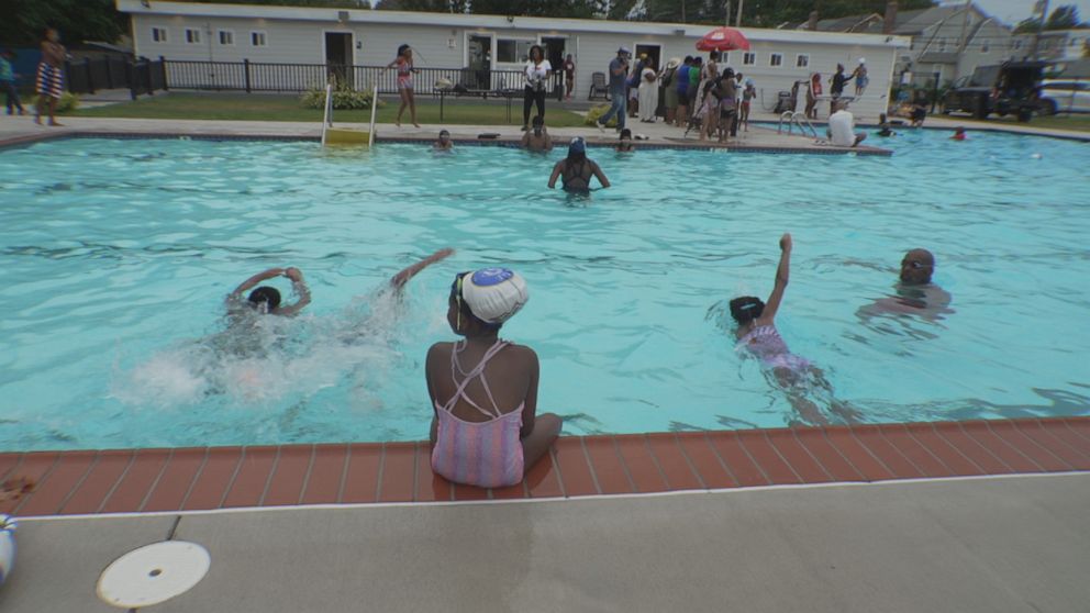 abcnews_nileswimclub_082322