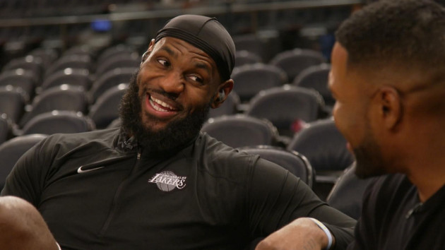 230208_gma_strahan2_hpmain_16x9_160028129280038