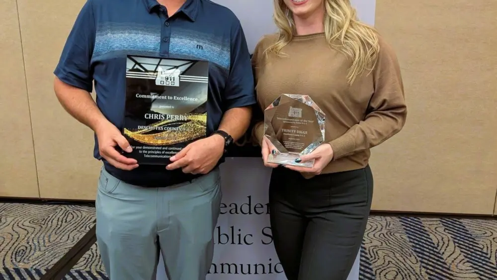 chris_perry_and_trinity_diggs_apco-nena_award_winners355944