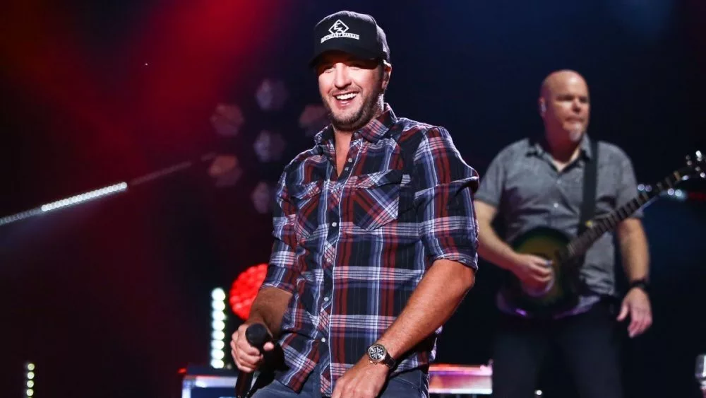 Luke Bryan performs at Nissan Stadium during the 2017 CMA Festival on June 8^ 2017 in Nashville^ Tennessee.