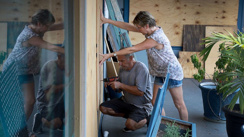 gettyimages_hurricaneian_100322