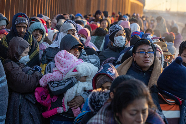 gettyimages_migrantscrossing_122222