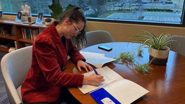 women-in-stem-scholarship-02-ht-llr-220106_1641512584694_hpmain_16x9_992128682