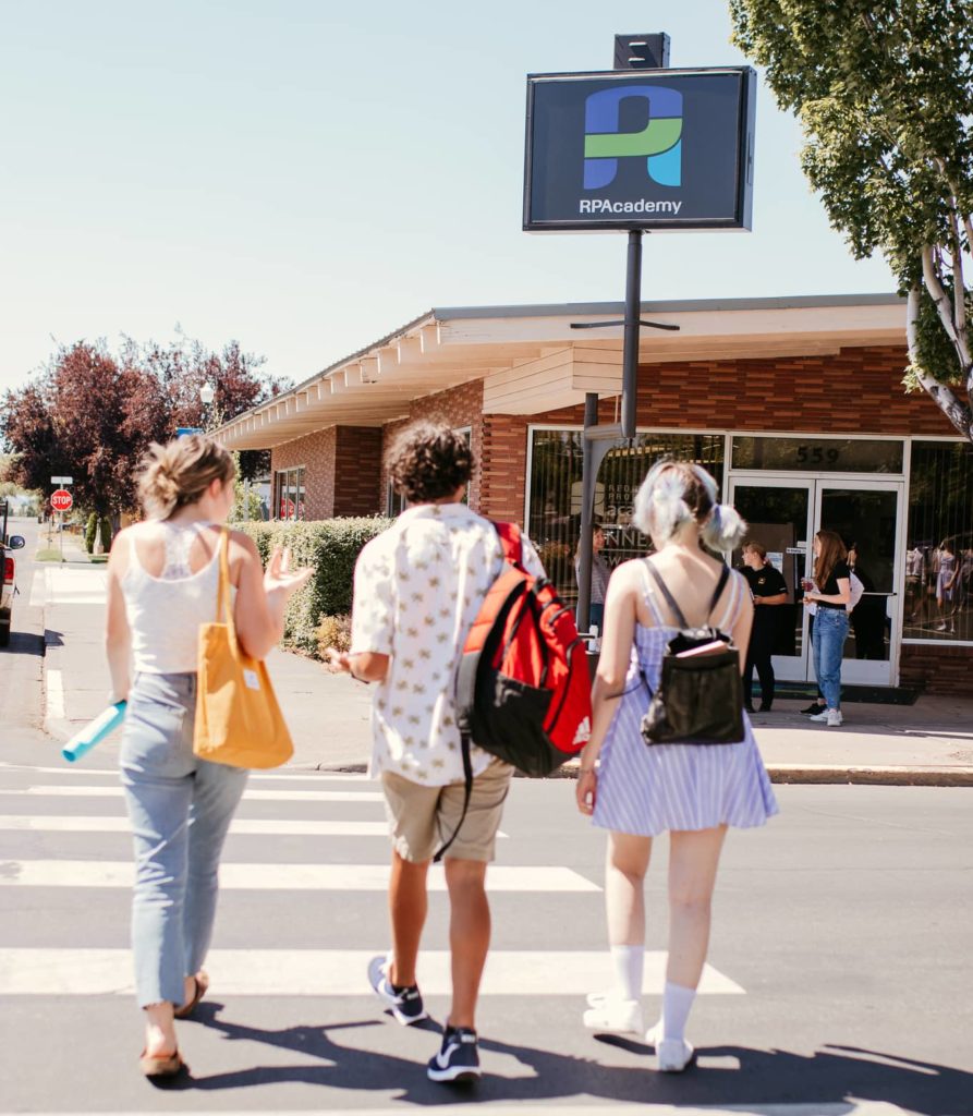 rpastudentswalkingtoclass769477